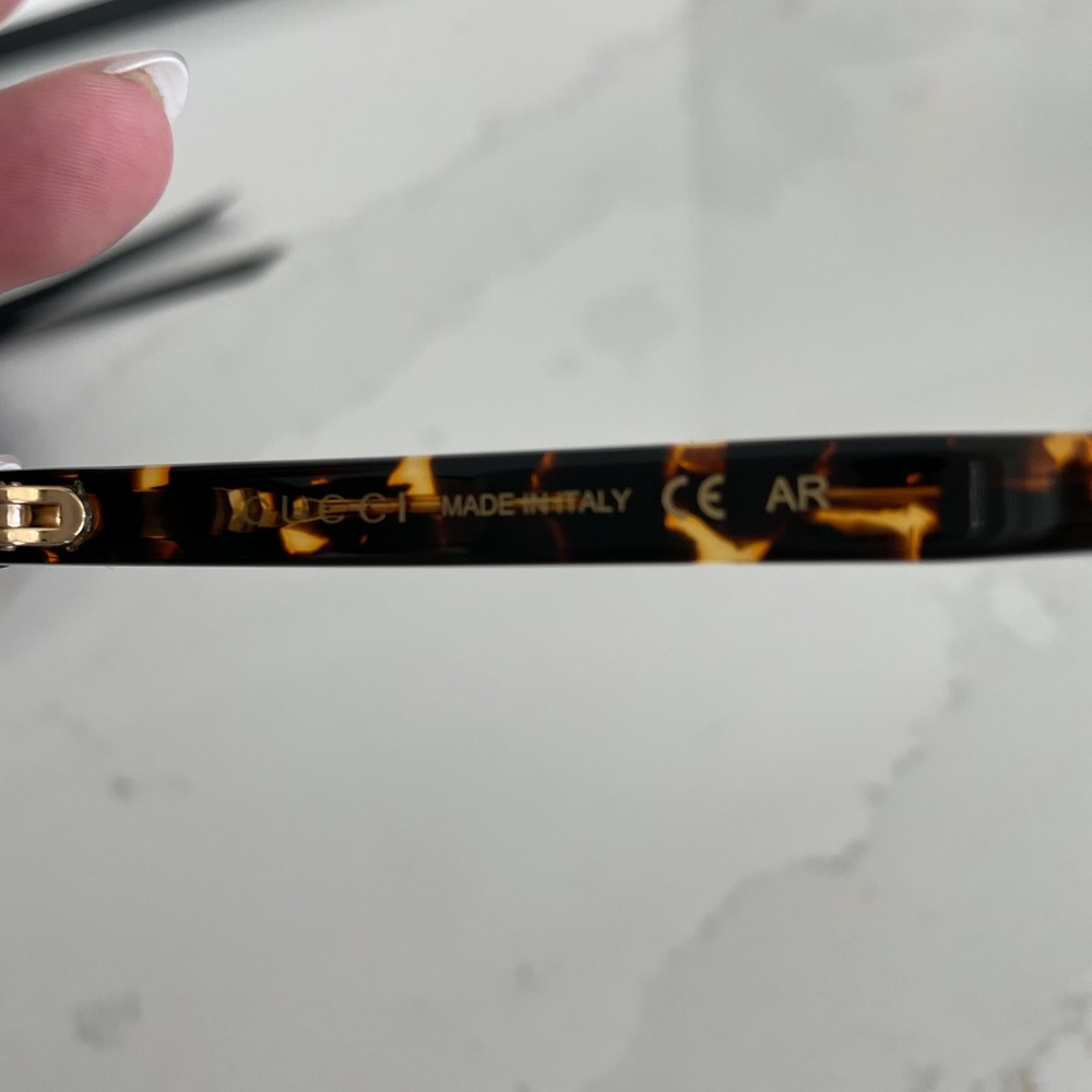 Gucci sunglasses only worn once - Picture 3 of 5